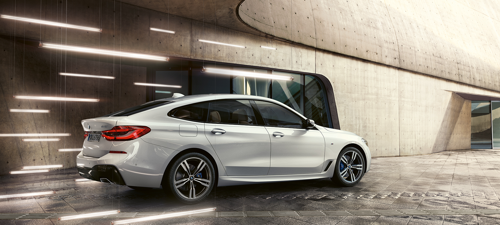 BMW 6 Series Gran Turismo G32 四分之三尾部視圖 BMW 6 Series Gran Turismo G32 2017 礦物白金屬四分之三尾部視圖