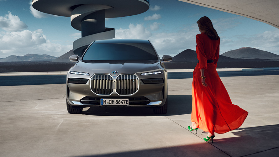 BMW THE i7 房車前視圖與模特兒 BMW THE i7 房車前視圖與城市景觀中的模特兒