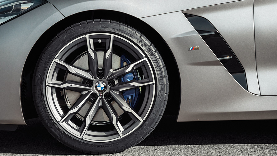 Light alloy wheel BMW Z4 M40i Roadster G29 2019 BMW Individual Frozen Grey metallic close-up wheel and Air Breather