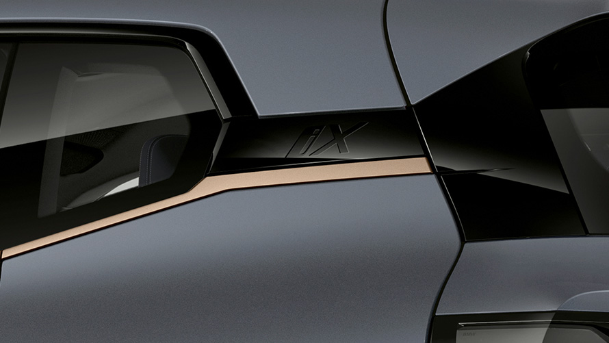 BMW iX M60 i20 2022 電動 SUV BMW Individual Storm Bay metallic 細部圖 C 柱倒勾曲線 iX 標誌 Titanium Bronze BMW 外觀飾件