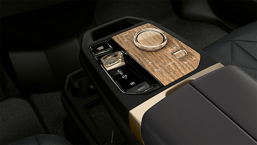 BMW iX M60 i20 2022 電動 SUV 電動車中控台設有啟動／停止按鈕及 BMW 控制器車廂內部