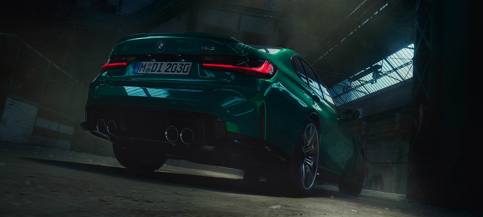 BMW M3 Sedan G80 2020 尾部四分之三之仰視視圖 BMW M3 Sedan G80 2020 Isle of Man Green 金屬外觀漆面尾部四分之三之角度視圖仰視視圖