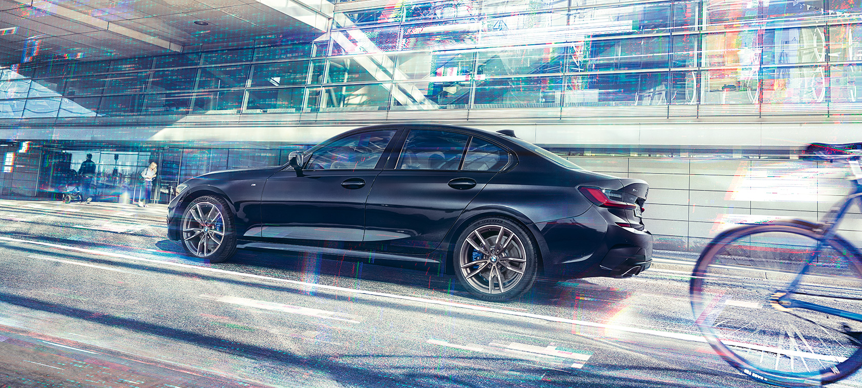 BMW M340i xDrive Sedan G20 2020 行駛中的側面角度視圖 BMW M340i xDrive Sedan G20 2020 Sapphire Black 金屬外觀漆面行駛中的側面角度視圖
