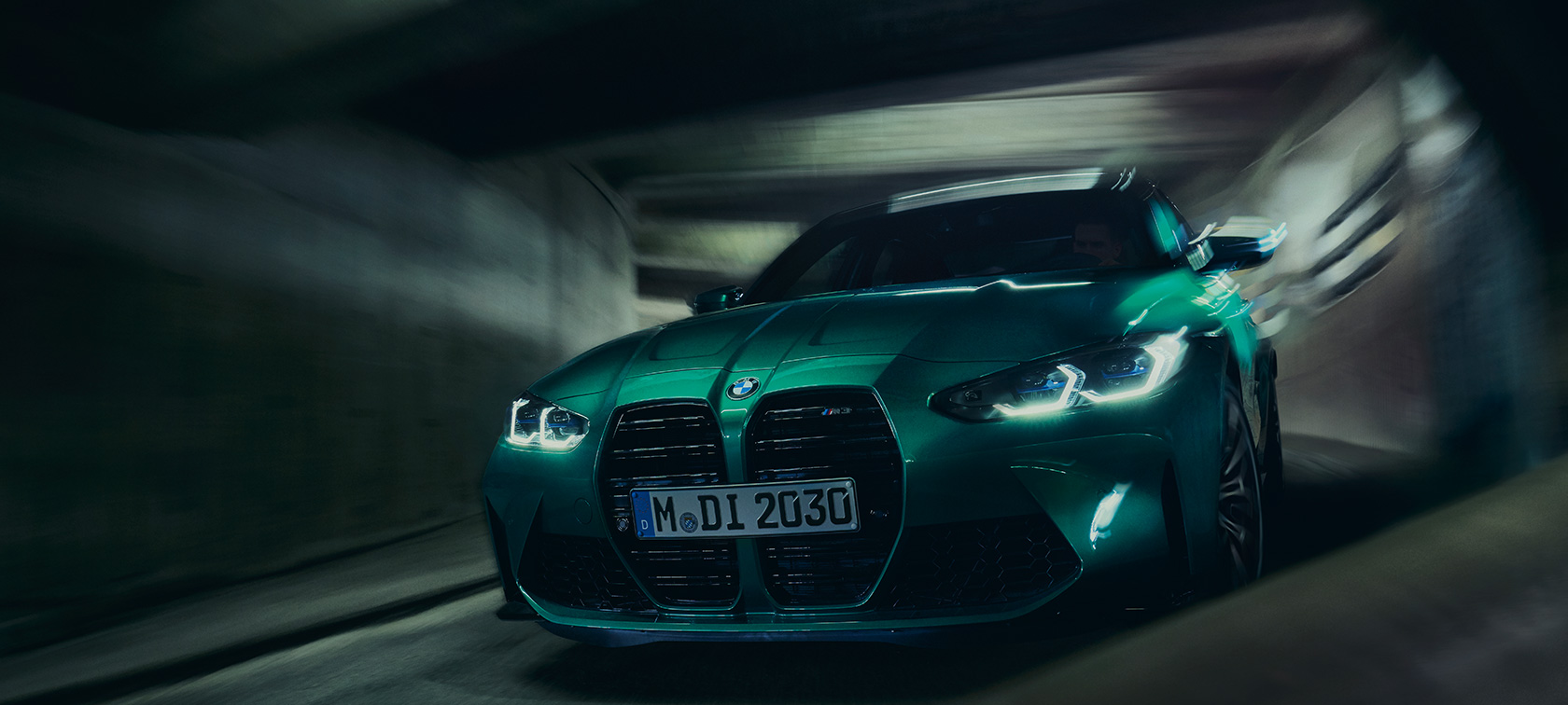 BMW M3 G80 2020 行駛中的正面角度視圖 BMW M3 G80 2020 Isle of Man Green 金屬外觀漆面行駛中的正面角度視圖