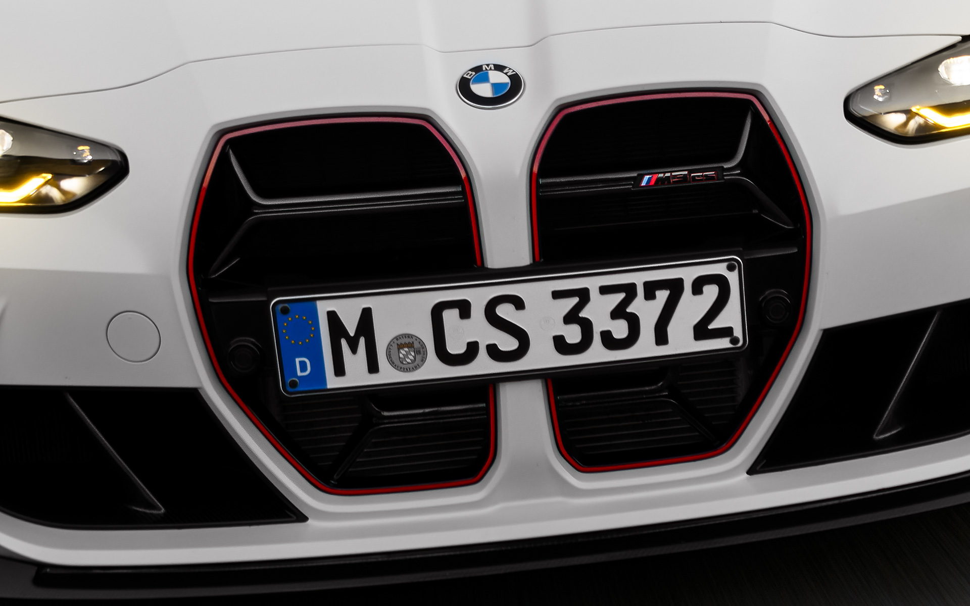 CS 專屬雙腎型黑色鬼面罩配搭紅色特有型號標誌 BMW M3 CS G80 BMW M3 CS G80 CS 專屬雙腎型黑色鬼面罩配搭紅色特有型號標誌 行駛中前視圖