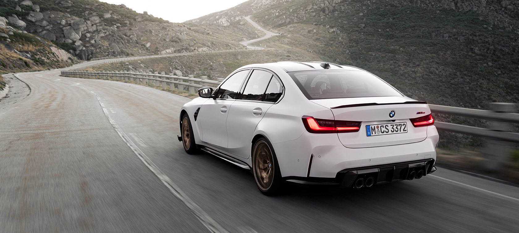 BMW M3 CS G80 行駛時四分之三後視圖 BMW M3 CS G80 於山路行駛時四分之三後視圖