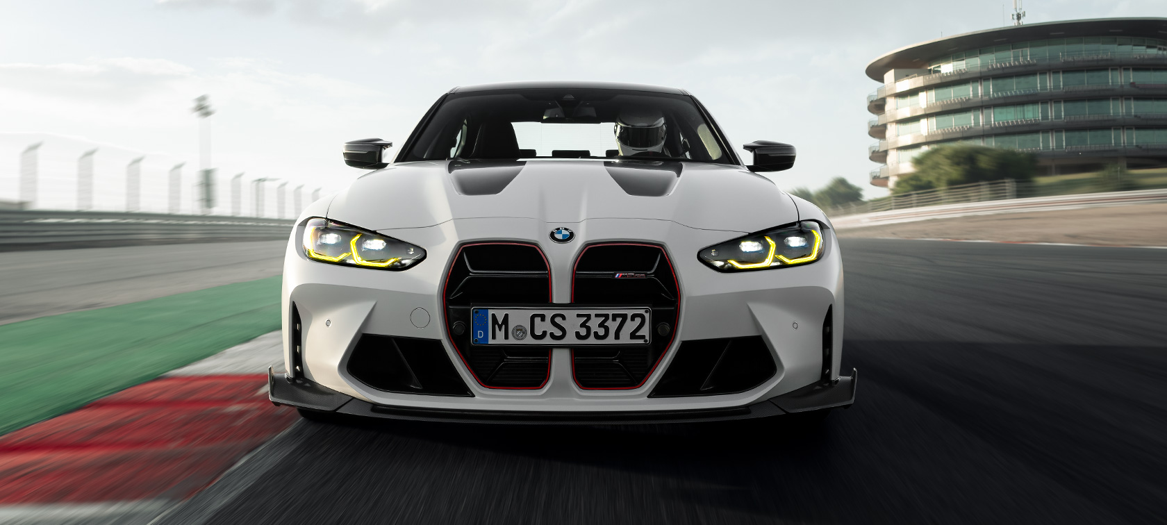 BMW M Performance Parts BMW M3 CS G80 BMW M3 CS G80 BMW M Performance Parts 在賽道行駛的四分之三前視圖
