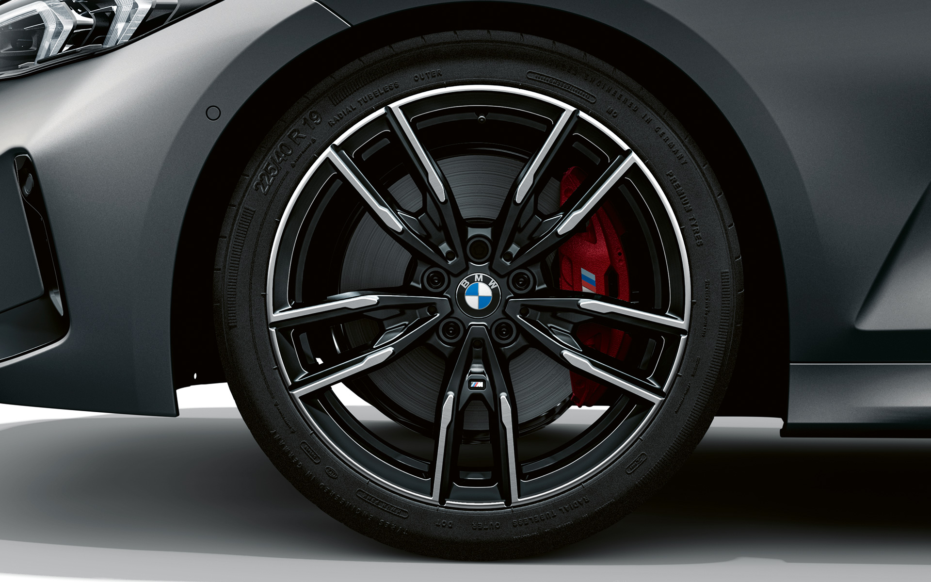 BMW M340i xDrive Sedan G20 BMW Individual Frozen Pure Grey 金屬外觀漆 19 吋 M 輕合金輪圈，雙輻條式 792 M 雙色 Jet Black 特寫