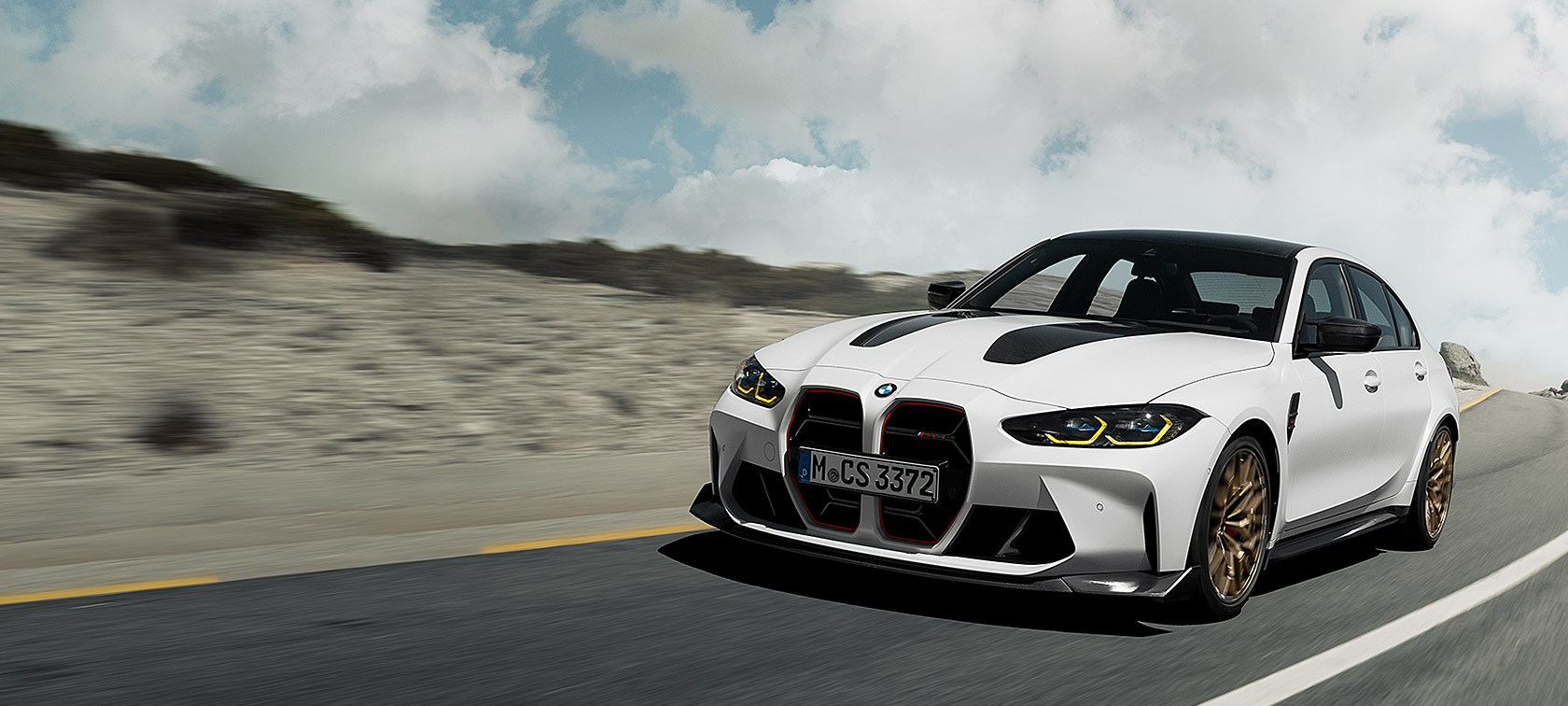 BMW M3 CS G80 於賽道行駛時的四分之三前視圖