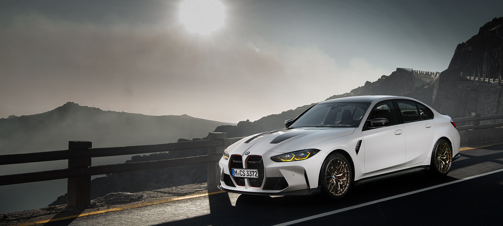 BMW M3 CS G80 行駛中側視圖 BMW M3 CS G80 在賽道行駛側視圖