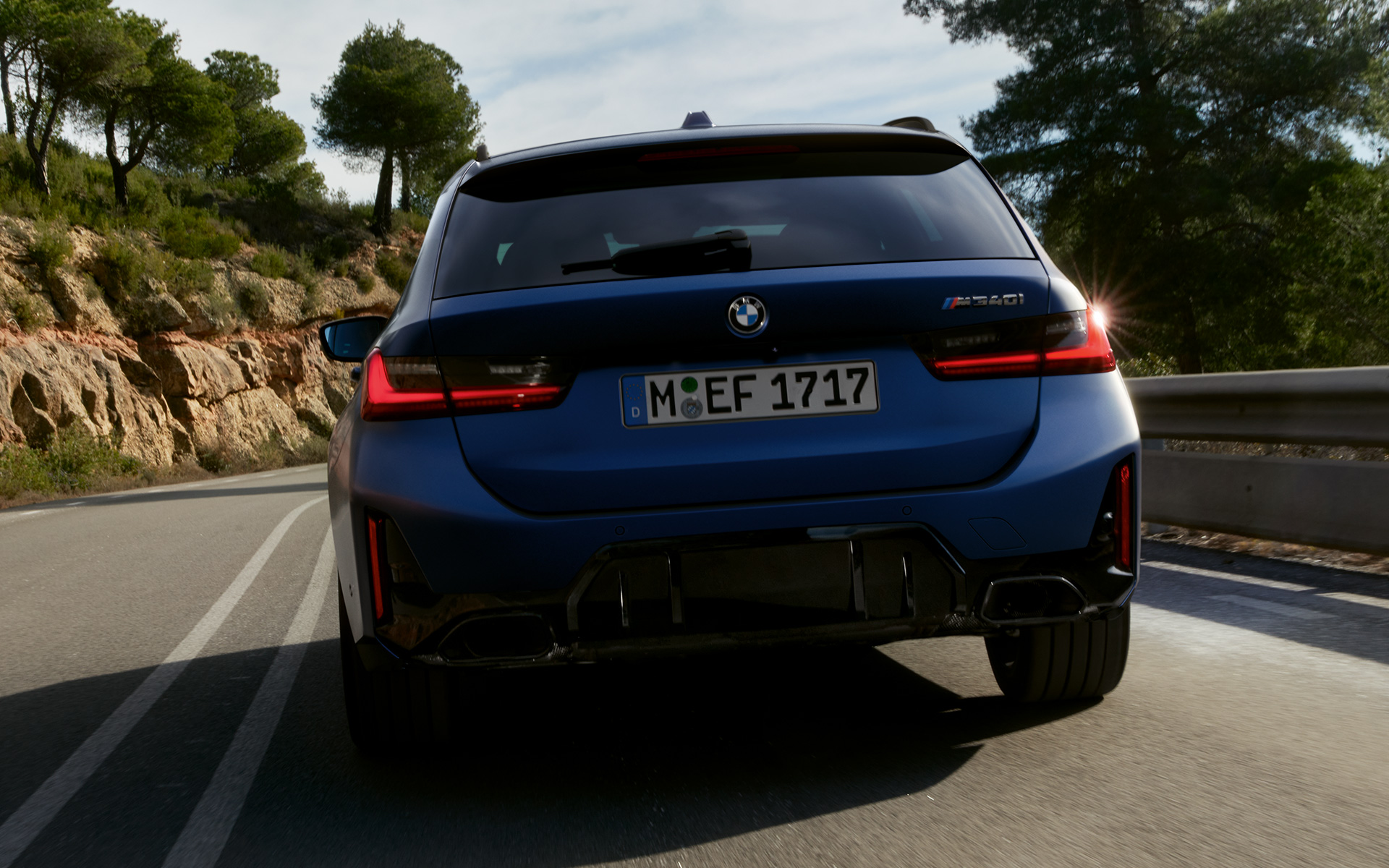 冷藍黝簾石色 BMW M340i xDrive Touring G21 街道行駛後視圖