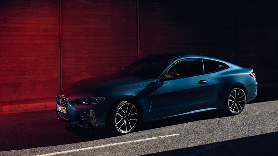 BMW M440i xDrive Coupé G22 2020 Arctic Race Blue 金屬外觀漆面行駛中的正面四分之三之角度視圖