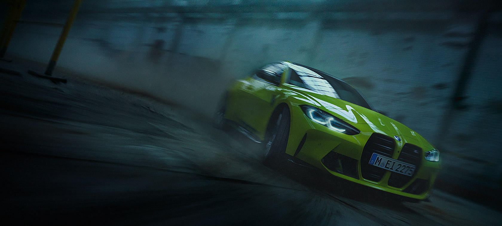 BMW M4 G82 2020 Sao Paulo Yellow 行駛中的正面四分之三之角度視圖