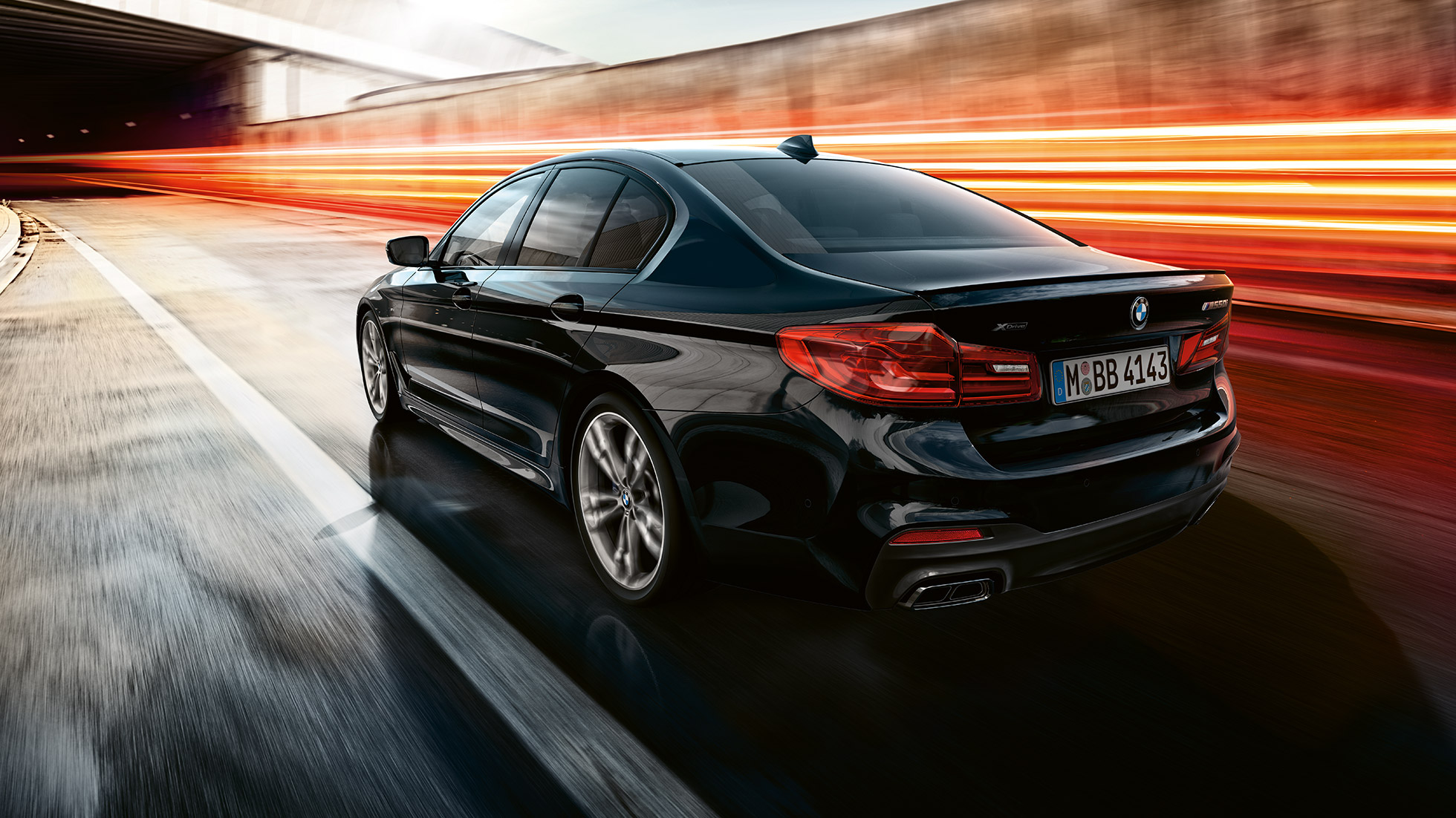 Driving dynamics. BMW M550i and BMW M550d three-quarter rear shot while driving.