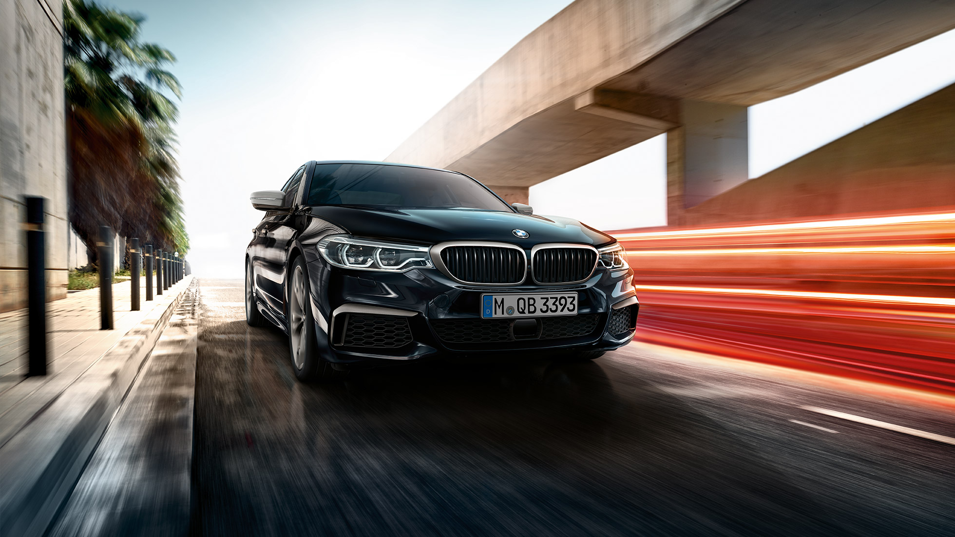 Exterior design. BMW M550i and BMW M550d three-quarter front shot.