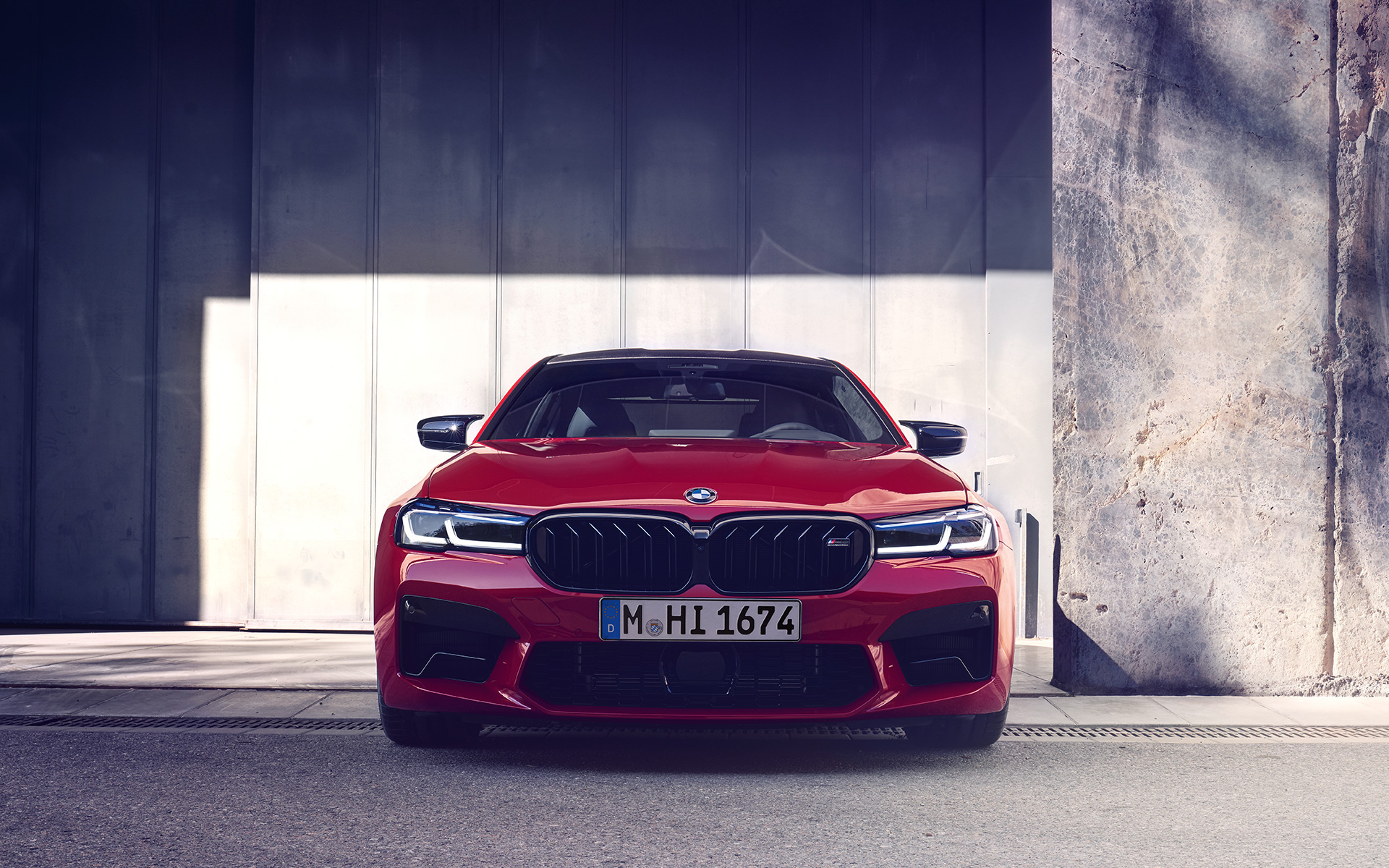 BMW M5 Competition F90 LCI Facelift 2020 BMW Individual Imola Red 停車正面角度視圖