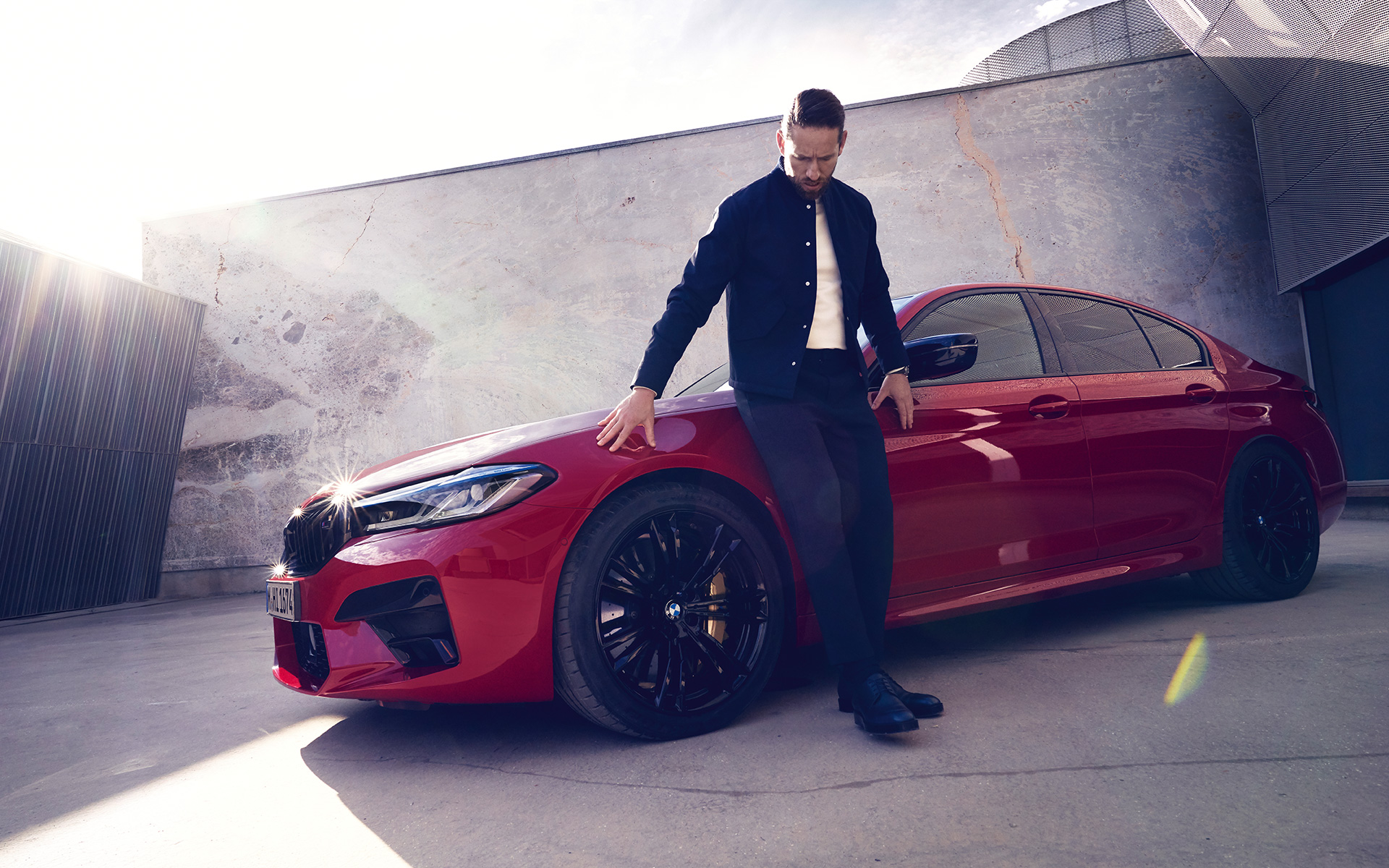 BMW M5 Competition F90 LCI Facelift 2020 BMW Individual Imola Red 正面四分之三之角度視圖與一名男士