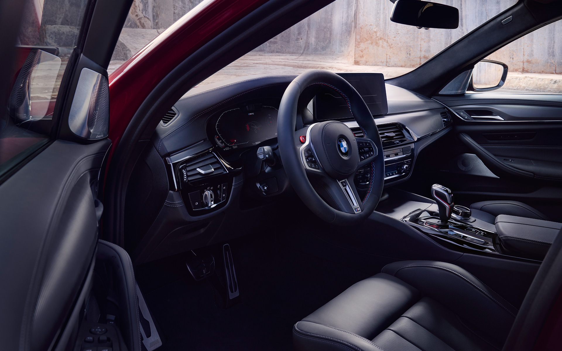 BMW M5 Competition F90 LCI Facelift 2020 車門打開的駕駛艙