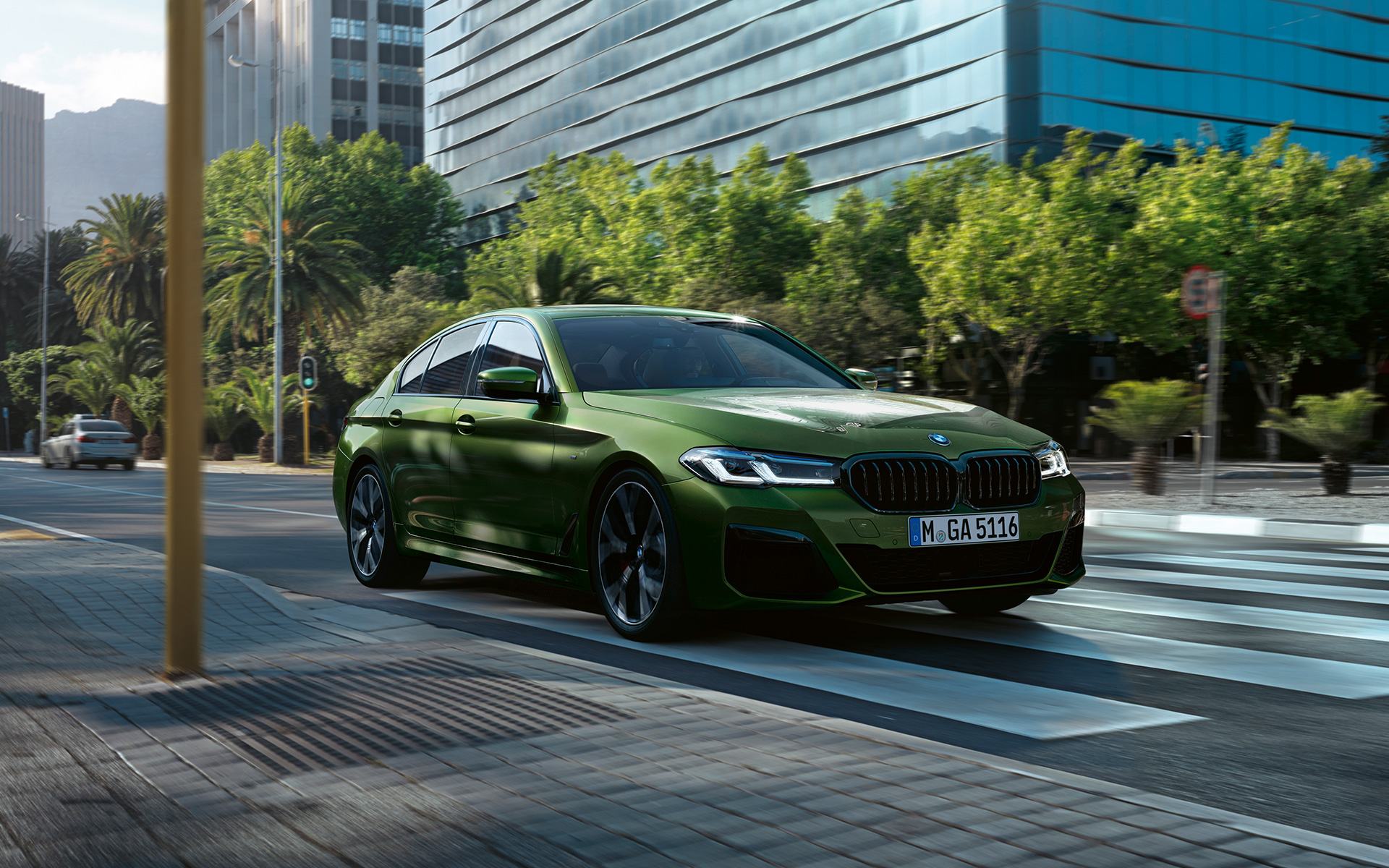 BMW M550i xDrive Sedan G30 LCI Facelift 2020 BMW Individual Verde Ermes 金屬外觀漆面行駛中的正面四分之三之角度視圖
