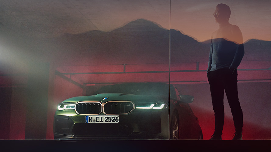 BMW M5 Competition F90 LCI Facelift 2020 正面四分之三之角度視圖 BMW M5 Competition F90 LCI Facelift 2020 BMW Individual Imola Red 正面四分之三之角度視圖與一名男士