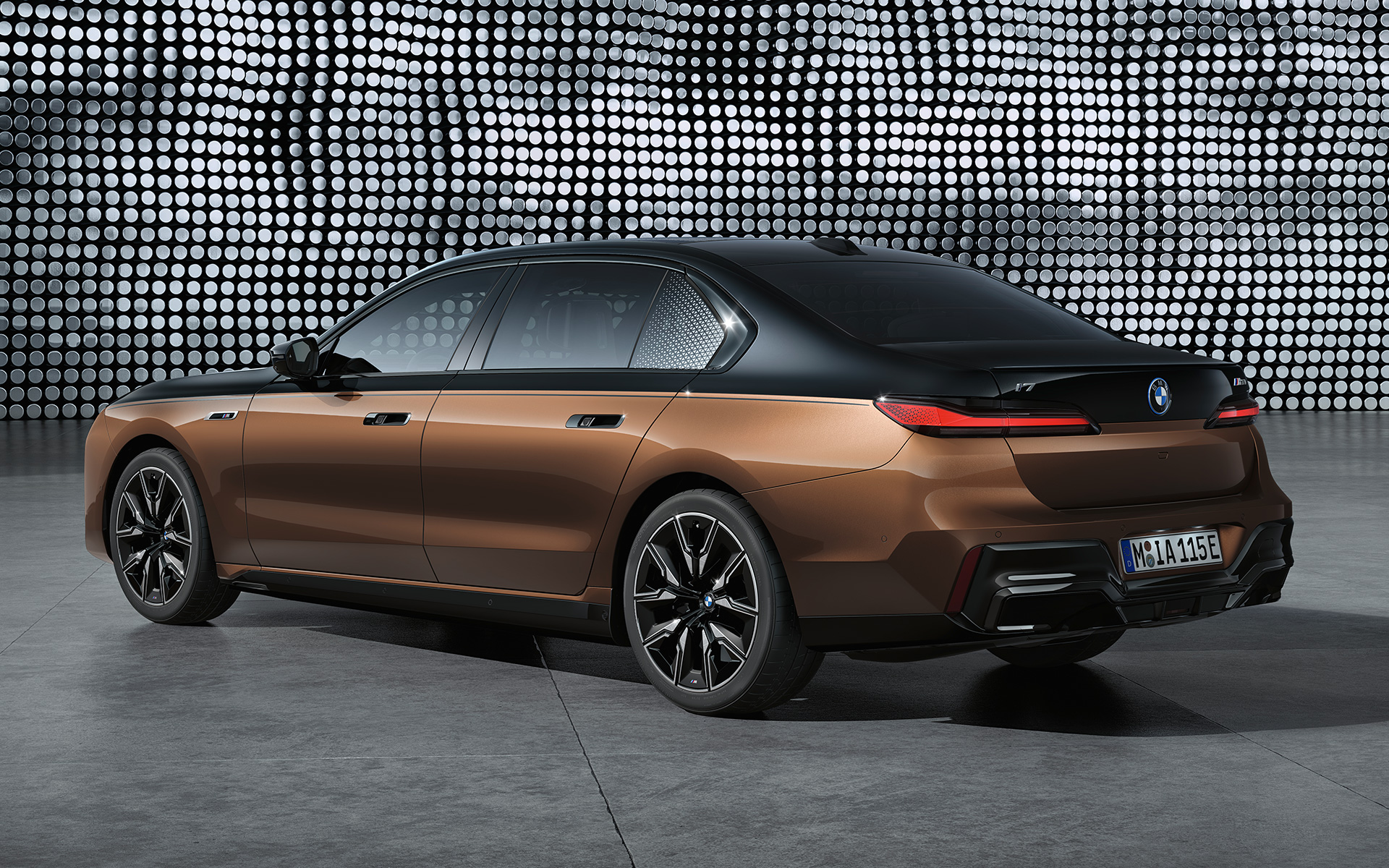 BMW i7 M70 xDrive Sedan G70 雙色漆面外觀側視圖