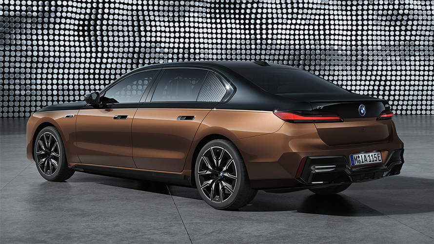BMW i7 M70 xDrive Sedan G70 雙色漆面外觀側視圖