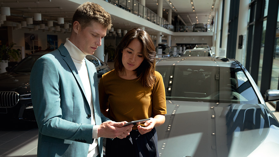 BMW 員工為客戶提供建議