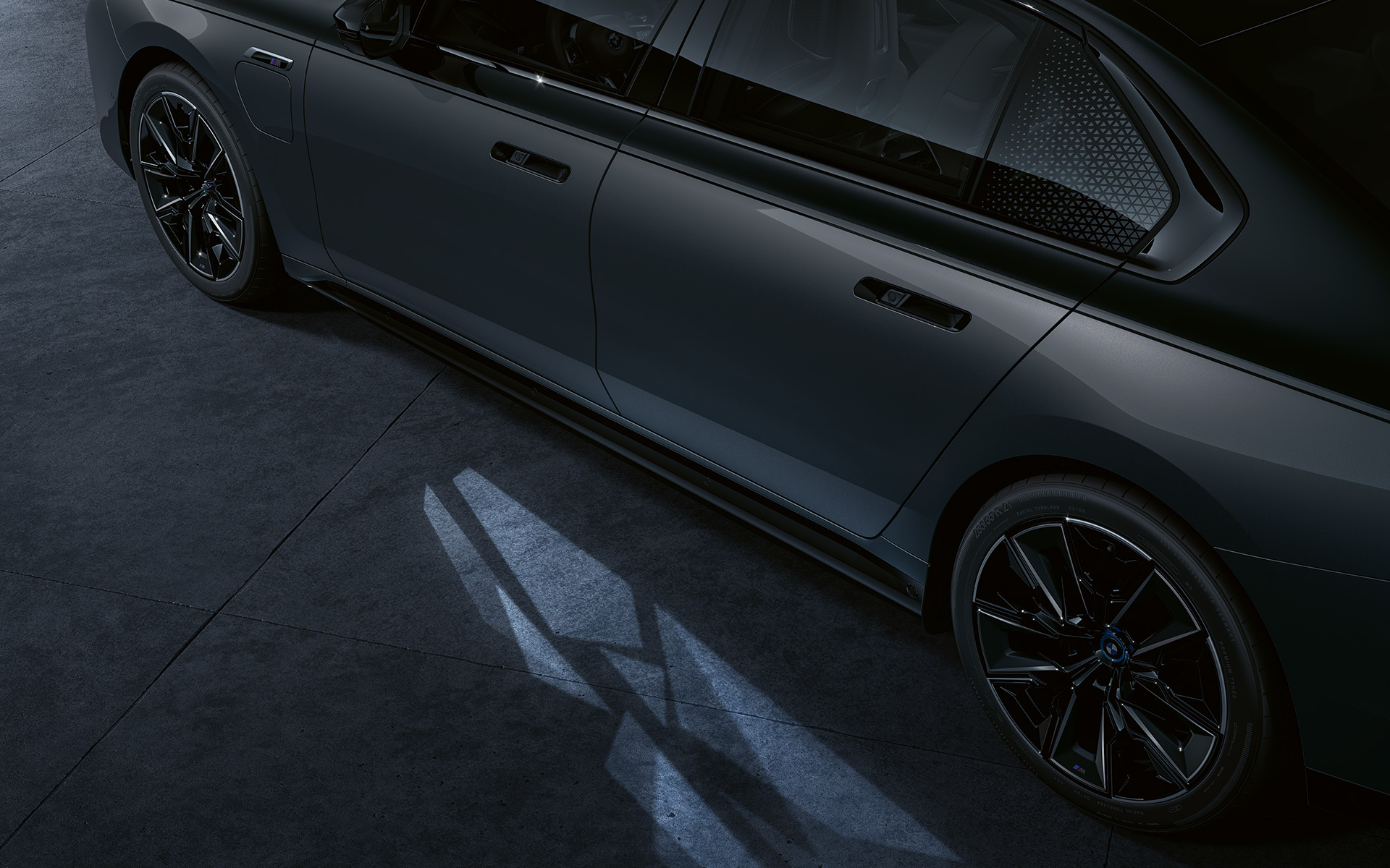 燈光概念 BMW M760e xDrive Sedan G70 BMW Individual 雙色 Black Sapphire 金屬漆面與 BMW Individual Dravite Grey 金屬漆面開啟 Welcome Light Carpet 迎賓燈側視圖特寫