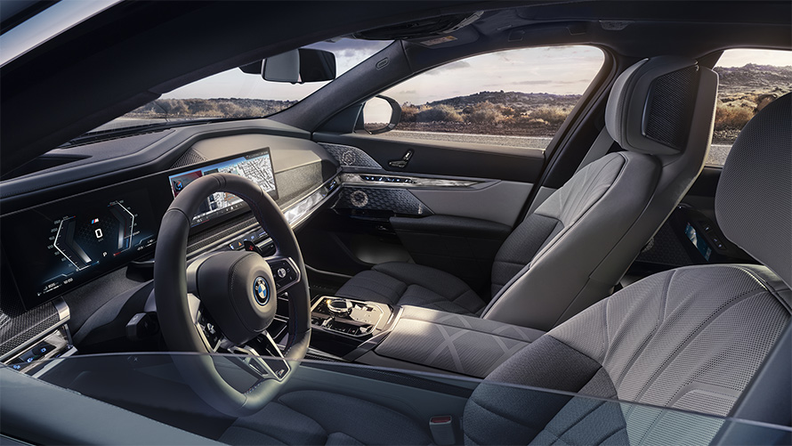 BMW M760e xDrive Sedan G70「My Mode Sport」從外邊透過半拉下車窗玻璃看進車廂內部