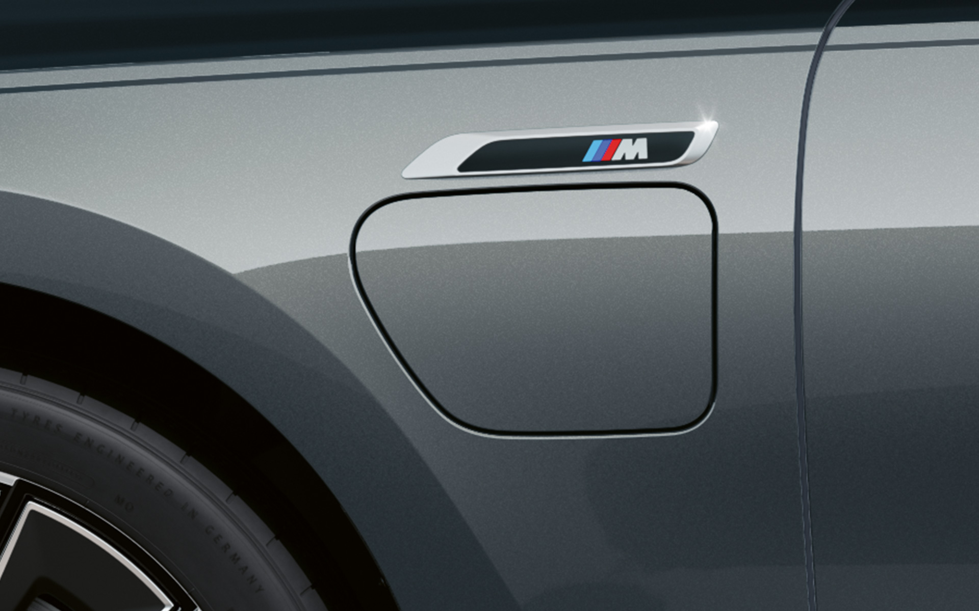BMW M760e xDrive Sedan G70 M Performance套件BMW Individual 雙色 Black Sapphire金屬漆面與BMW Individual Dravite Grey 金屬漆面M 標記側視圖特寫