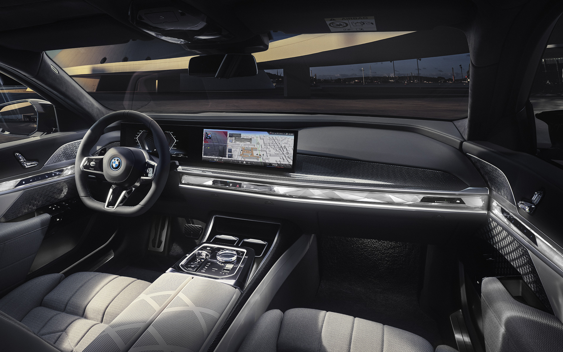BMW M760e xDrive Sedan G70 前排乘客視覺的內部駕駛艙