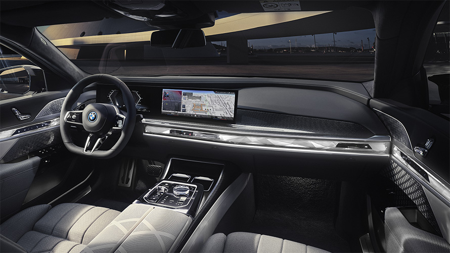 BMW M760e xDrive Sedan G70 前排乘客視覺的內部駕駛艙