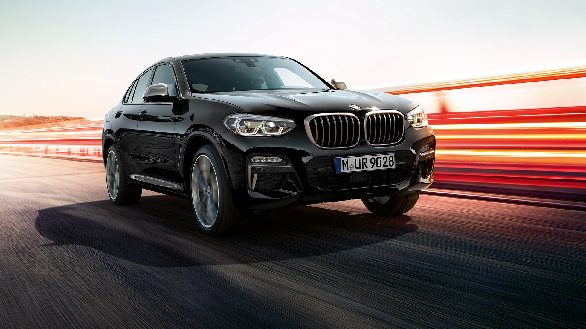 BMW X4 M40i 和 BMW X4 M40d,四分之三正面視圖。 BMW X4 M40i 和 BMW X4 M40d,Black Sapphire金屬,外觀設計,四分之三正面視圖,左側,帶燈條。