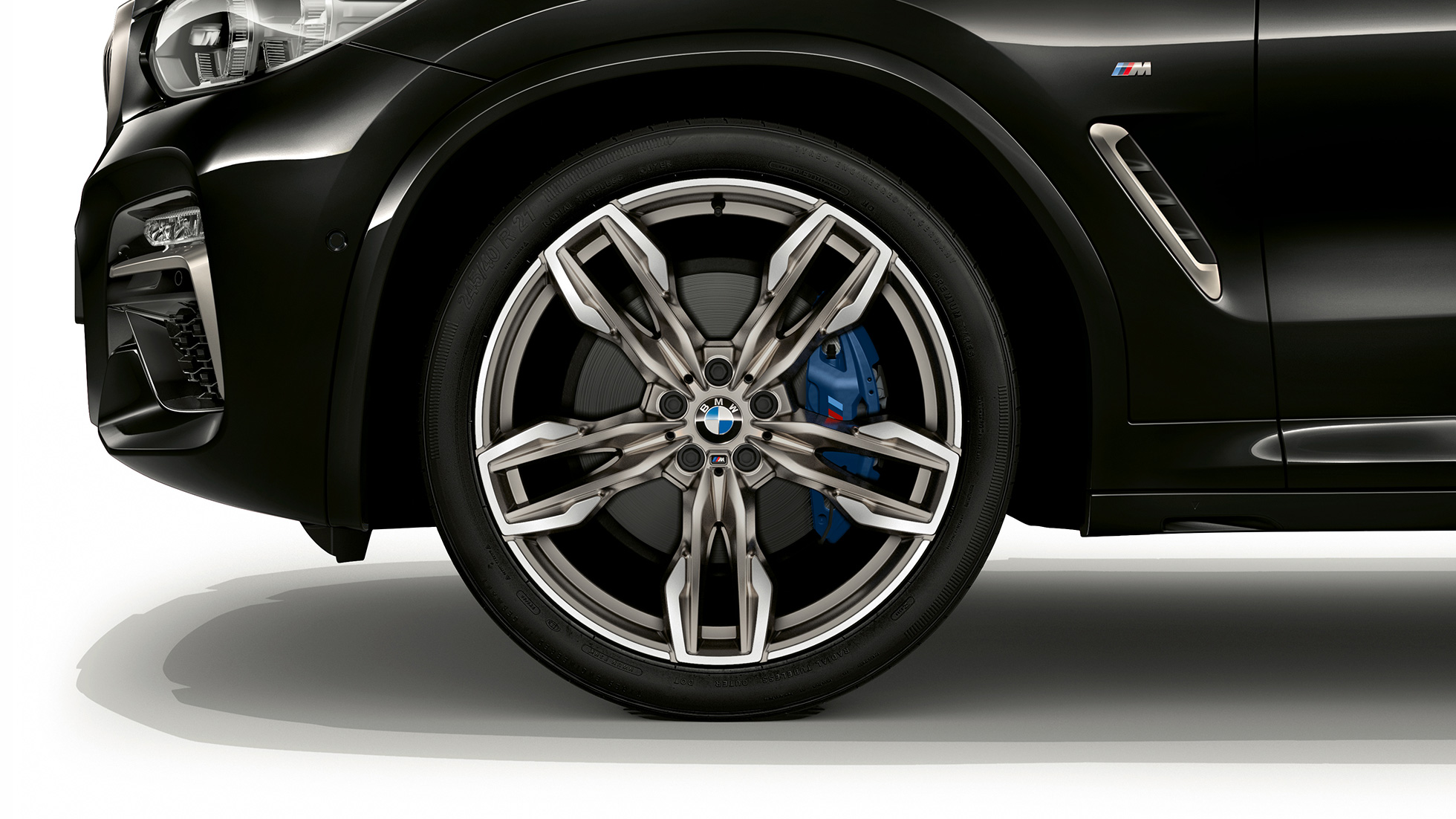 BMW X4 M40i and BMW X4 M40d, 21-inch M light alloy wheels. BMW X4 M40i and BMW X4 M40d in Black Sapphire metallic, exterior, side view with 21-inch M light alloy wheels in double-spoke design.
