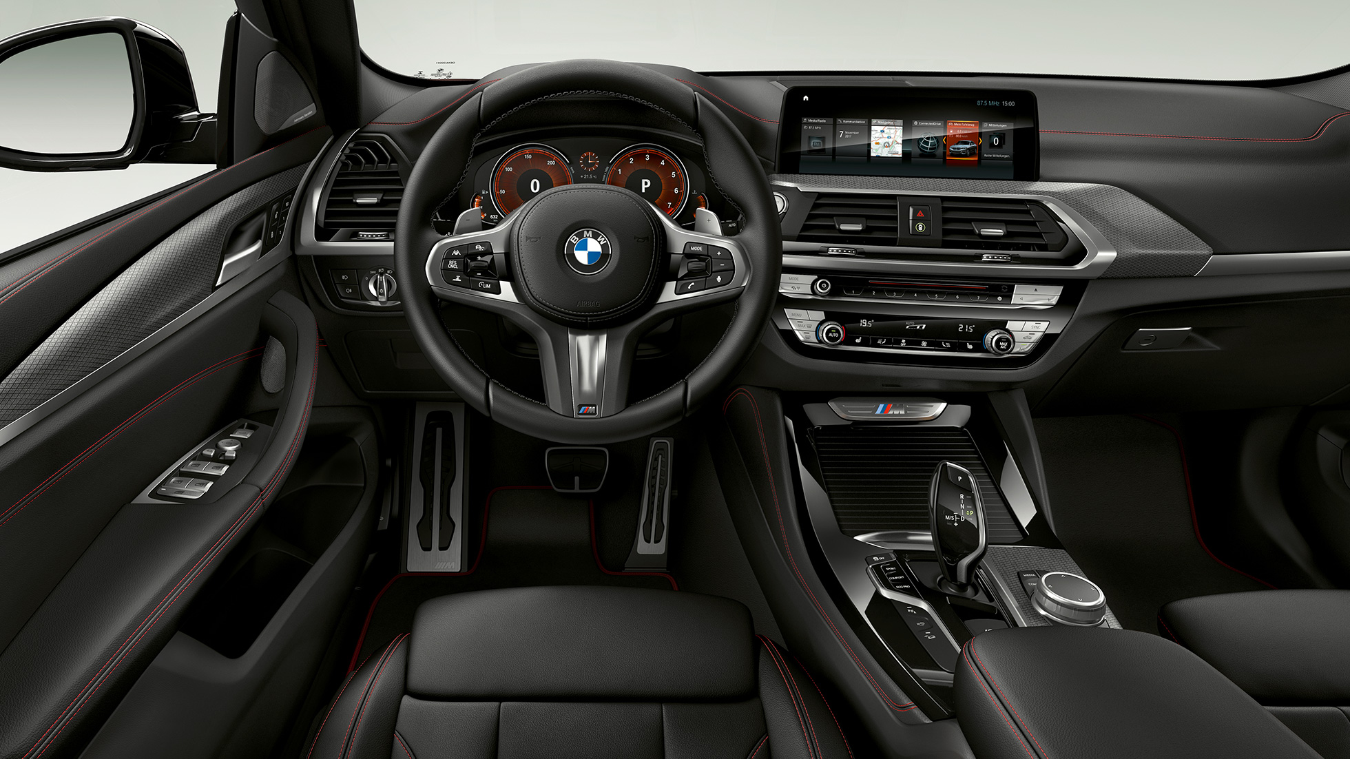 BMW X4 M40i 和 BMW X4 M40d,駕駛艙。 BMW X4 M40i 和 BMW X4 M40d,內飾,駕駛艙,帶 多功能 M 真皮軚環。
