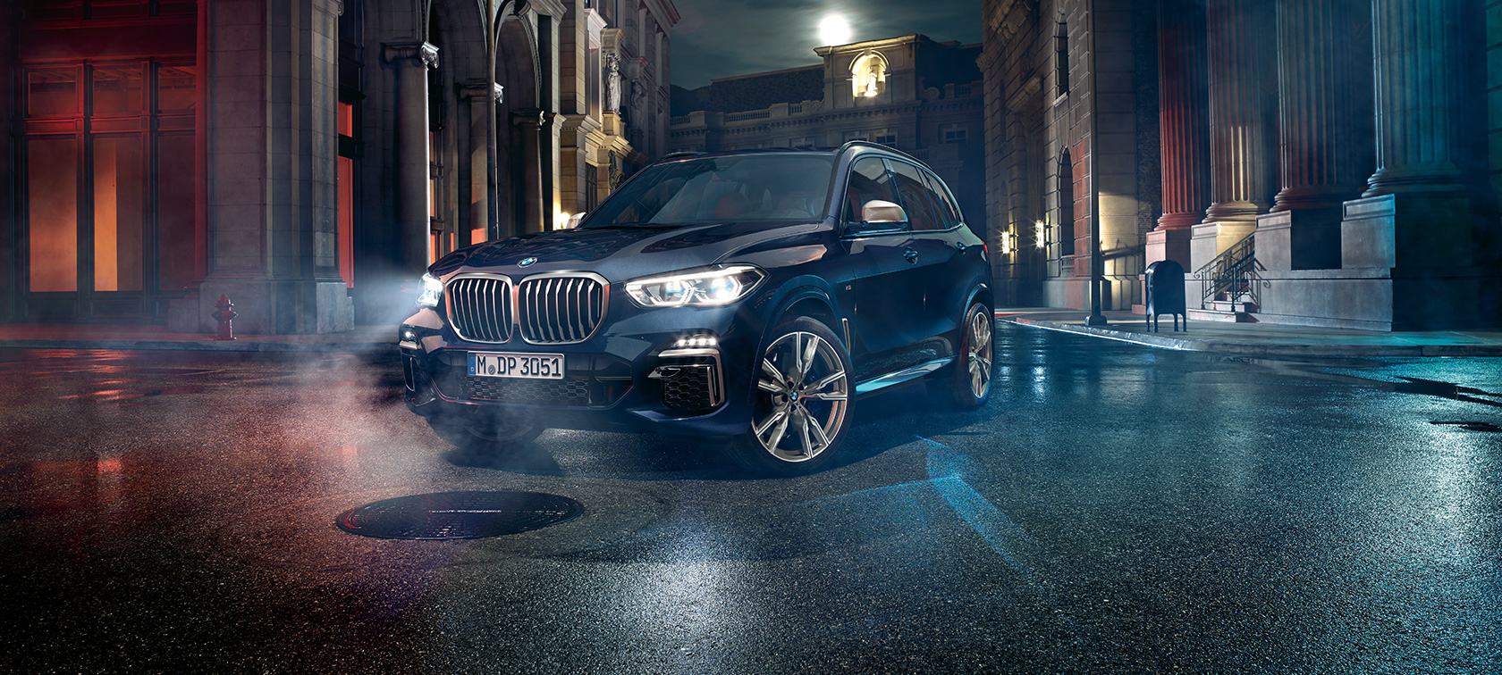 BMW X5 M50i 和 M50d 四分之三正面視圖 BMW X5 M50i 和 M50d G05 Carbon Black 金屬外觀漆面四分之三正面視圖