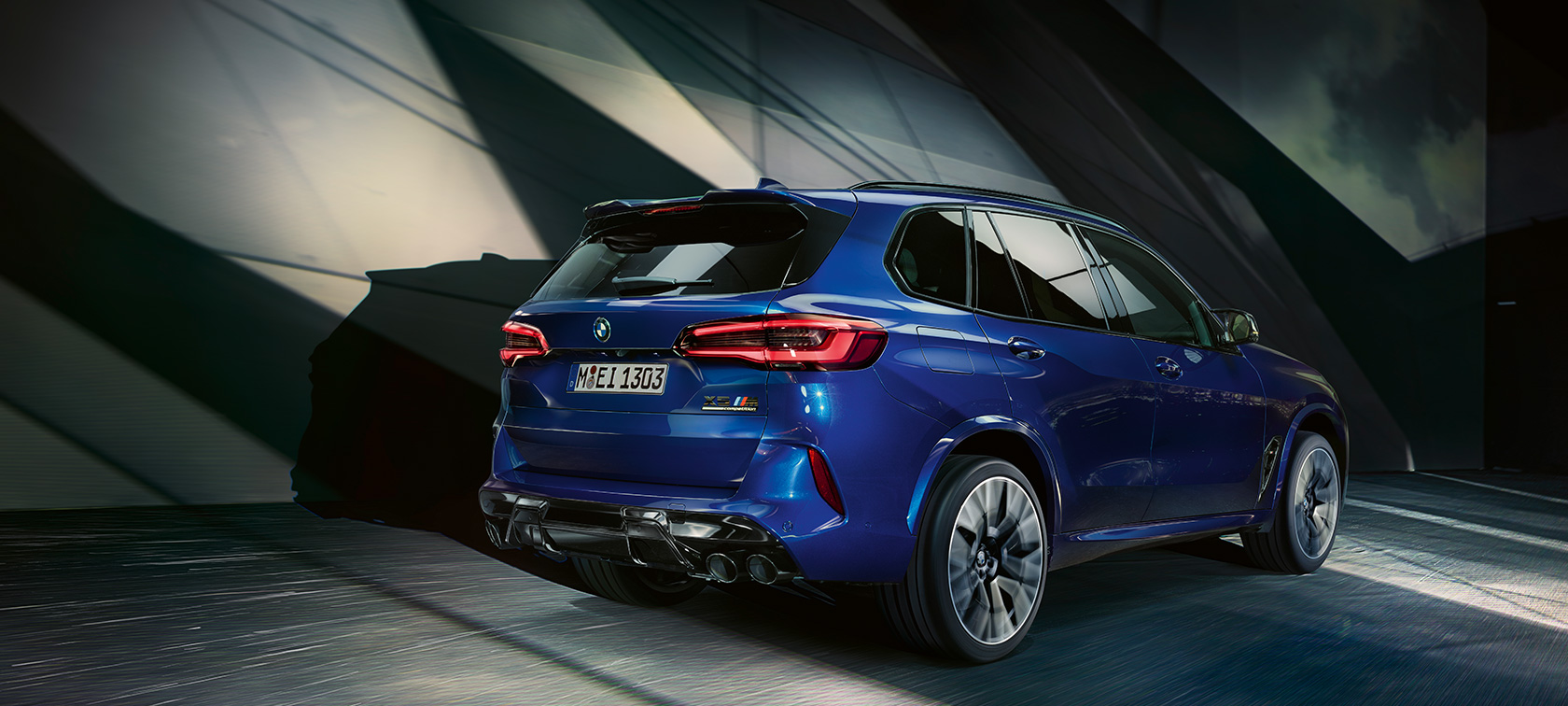 BMW X5 M Competition 四分之三尾部視圖 BMW X5 M Competition F95 2020 Marina Bay Blue 金屬外觀漆面四分之三尾部視圖
