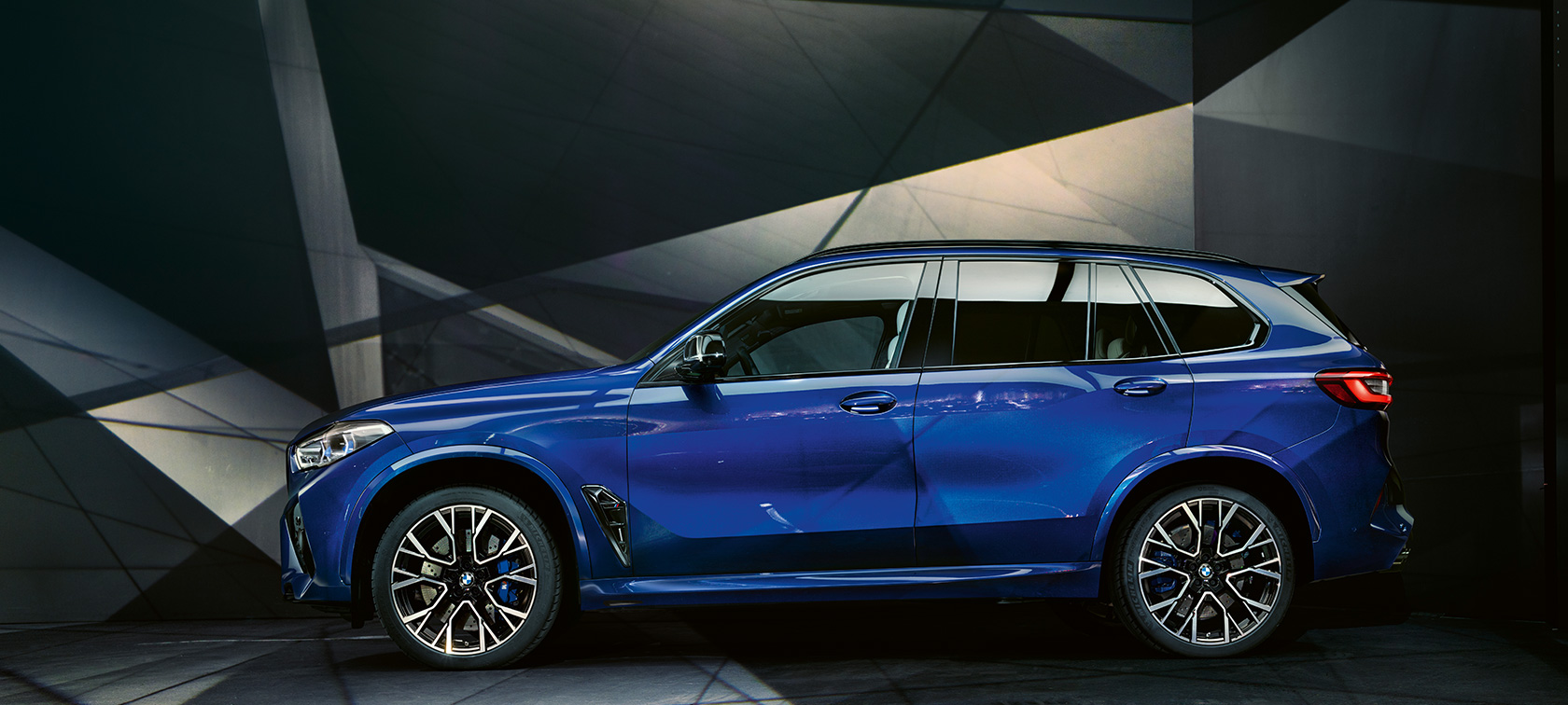 BMW X5 M Competition 側面視圖 BMW X5 M Competition Marina Bay Blue 金屬外觀漆面 F95 側面視圖