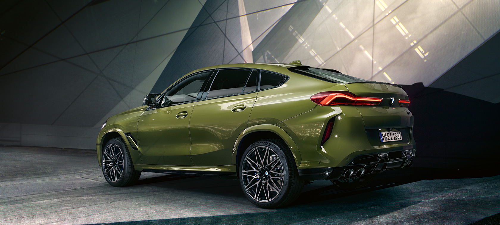 BMW X6 M Competition three-quarter rear view BMW X6 M Competition F96 2020 BMW Individual Special Paint Urban Green three-quarter rear view