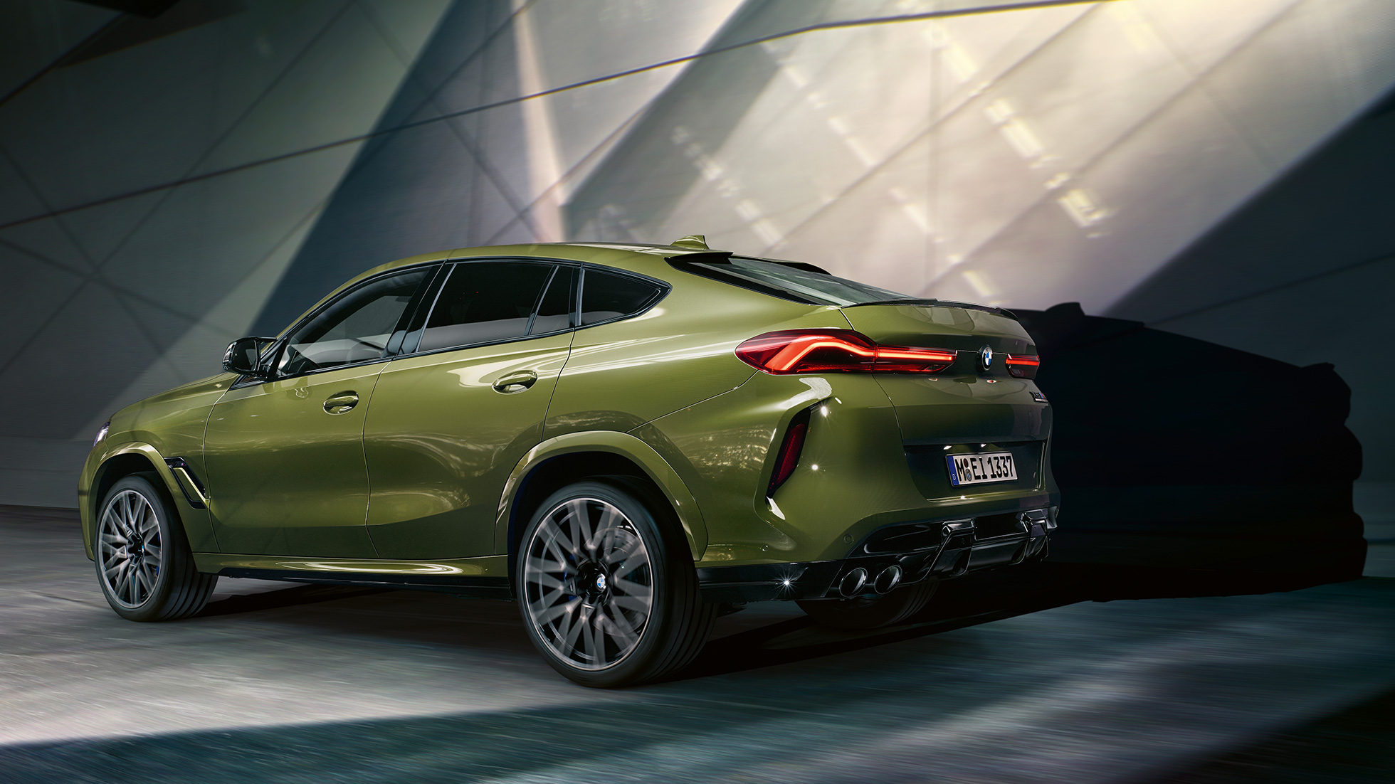 BMW X6 M Competition 搭配 M xDrive 四驅系統 BMW X6 M Competition 搭配 M xDrive 四驅系統 F96 2020 BMW Individual 特殊漆面 Urban Green SUV 四分之三尾部視圖