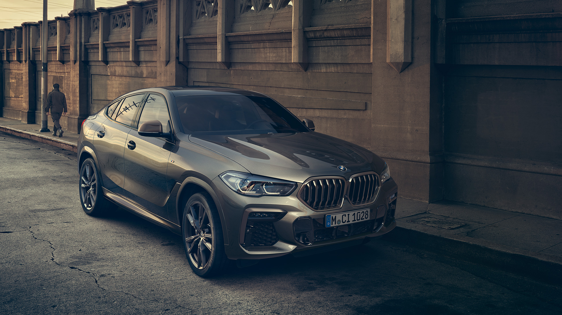 BMW X6 M50i 搭配 M TwinPower Turbo 8 缸汽油引擎 BMW X6 M50i 搭配 M TwinPower Turbo 8 缸汽油引擎 G06 Manhattan 金屬外觀漆面四分之三側面視圖
