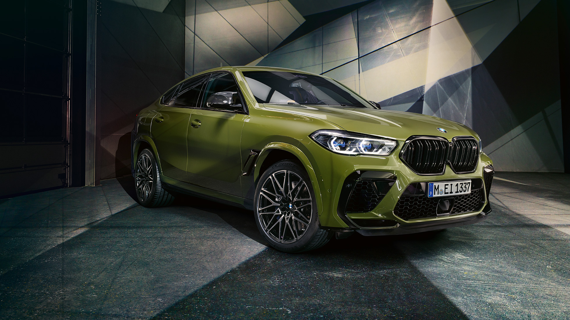 M 雙腎格柵 BMW X6 M Competition M 雙腎格柵 BMW X6 M Competition F96 BMW Individual 特殊漆面 Urban Green SUV 四分之三正面視圖