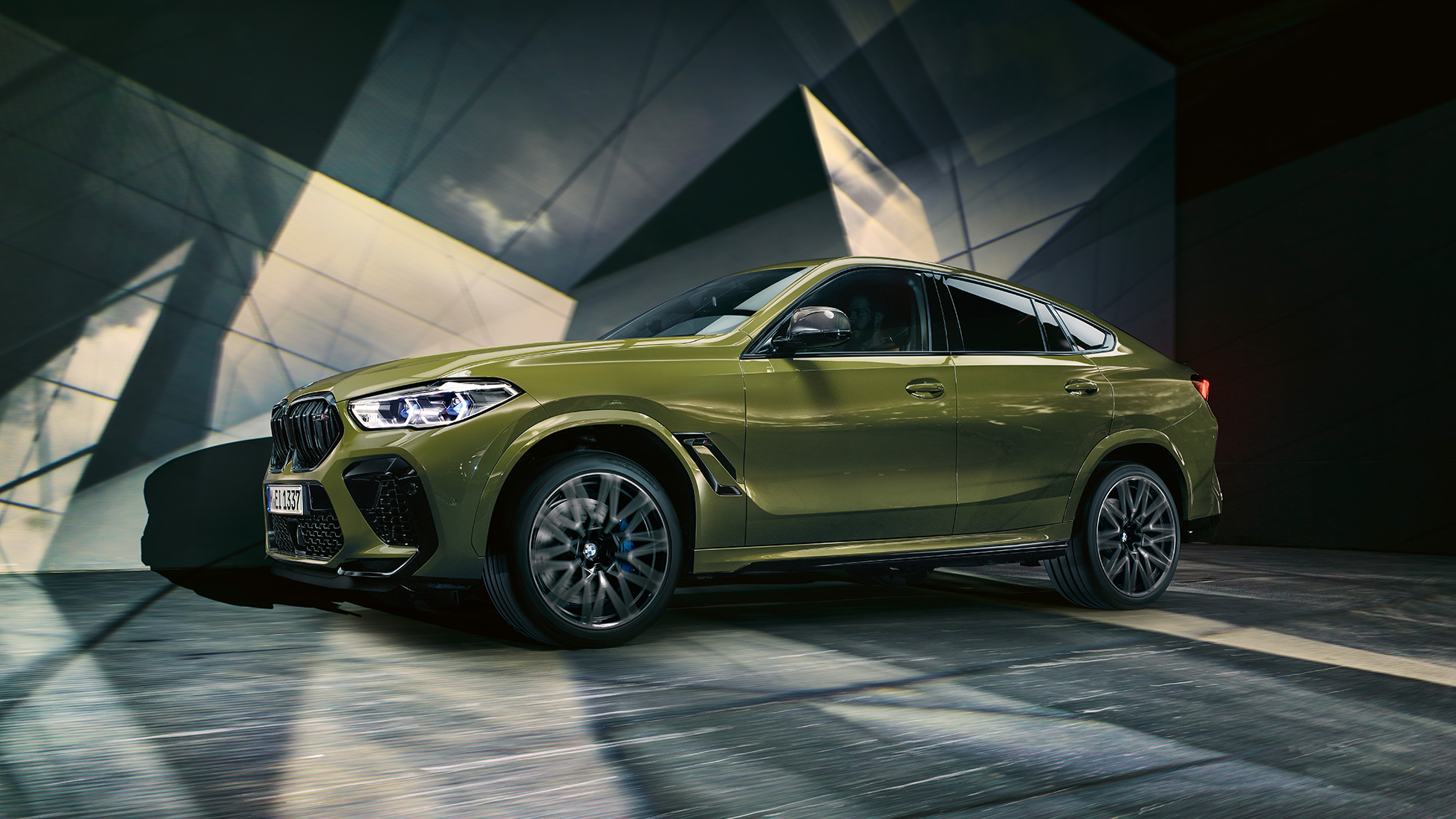 BMW X6 M Competition 側視圖 BMW X6 M Competition 搭配 M 輕合金輪圈 F96 BMW Individual 特殊漆面 Urban Green 側面視圖