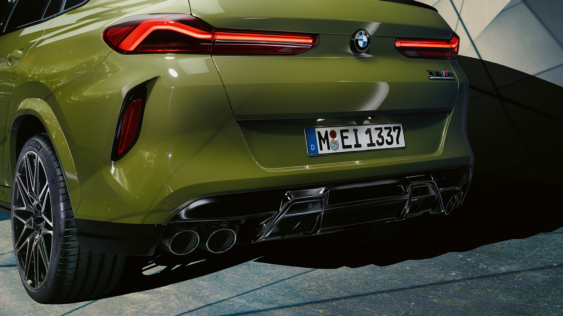BMW X6 M Competition 四分之三尾部視圖 BMW X6 M Competition 搭配 M Sport 排氣系統 F96 BMW Individual 特殊漆面 Urban Green 四分之三尾部視圖