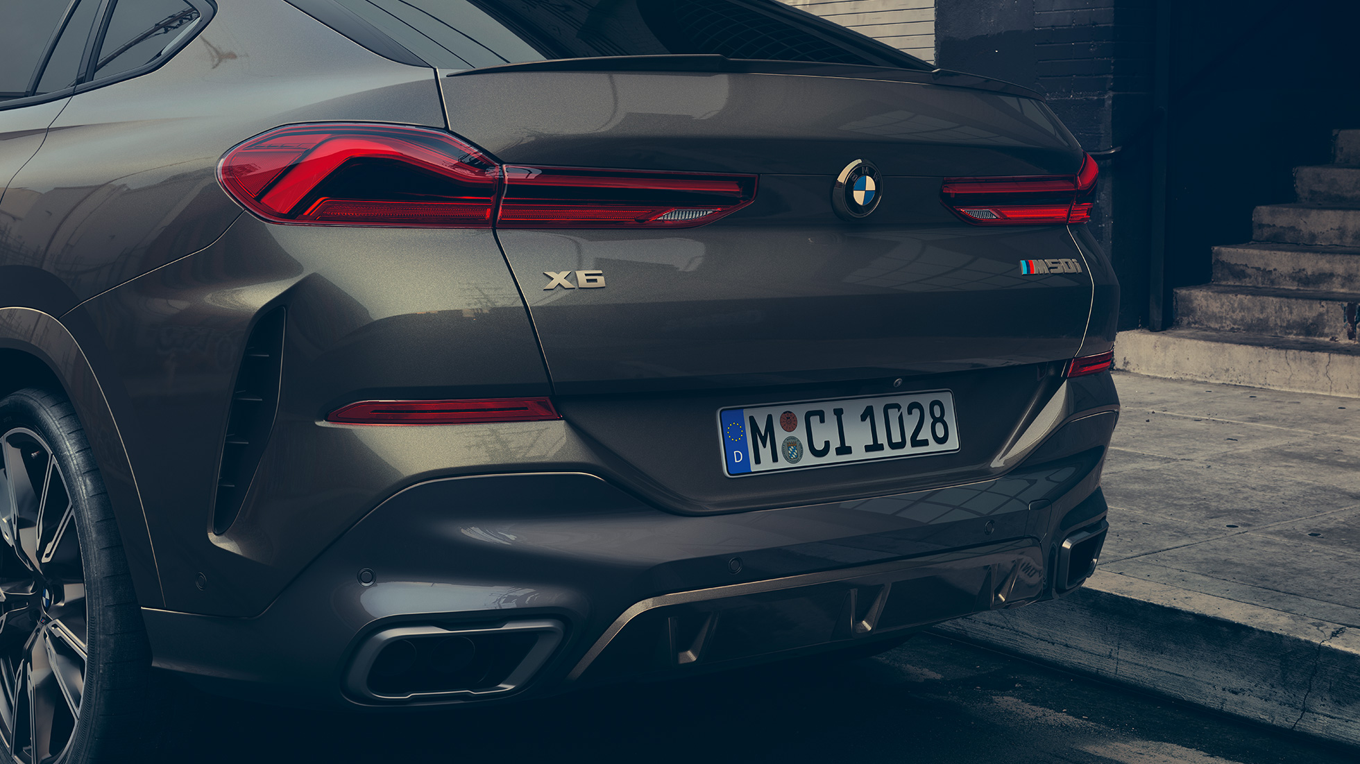 BMW X6 M50i 尾部視圖 BMW X6 M50i 尾部特寫