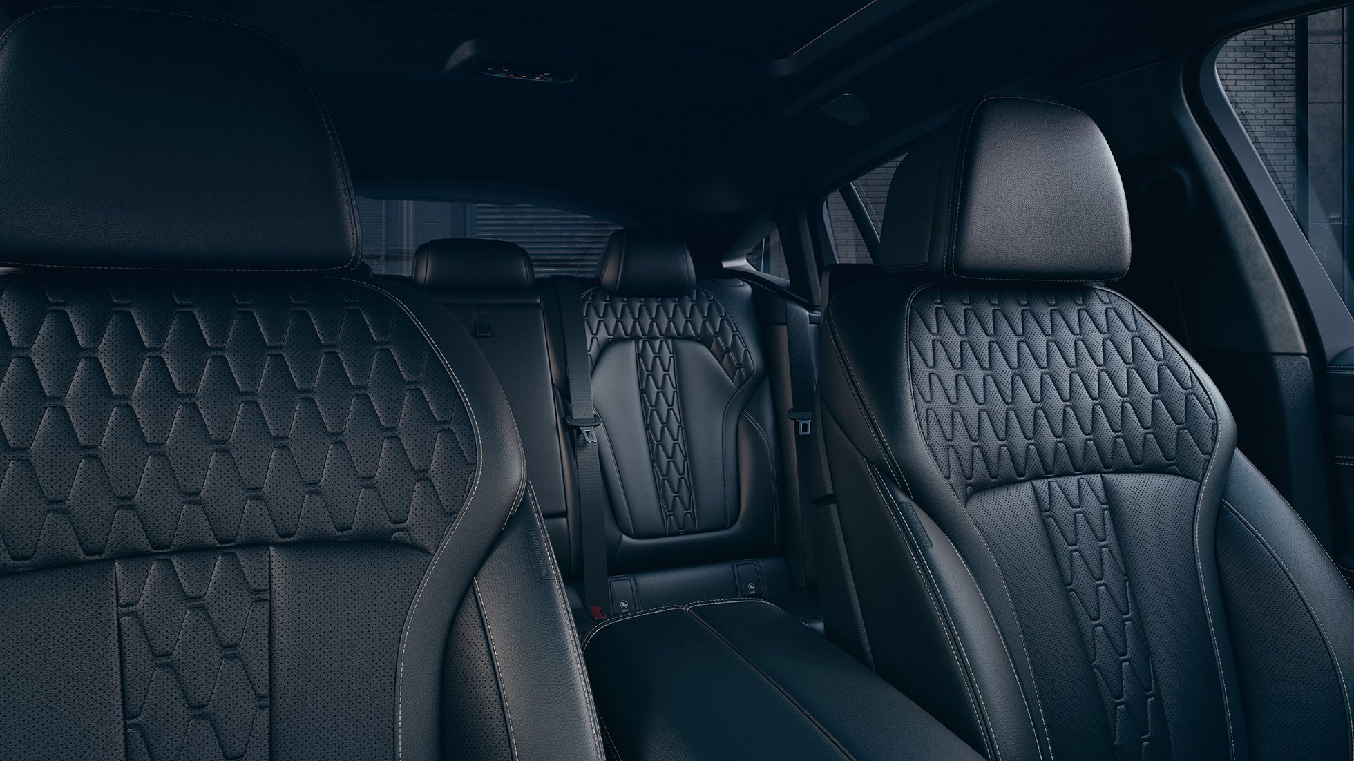 BMW X6 M50i M50d 的運動型座椅 BMW X6 M50i M50d 的內飾,聚焦於運動型座椅