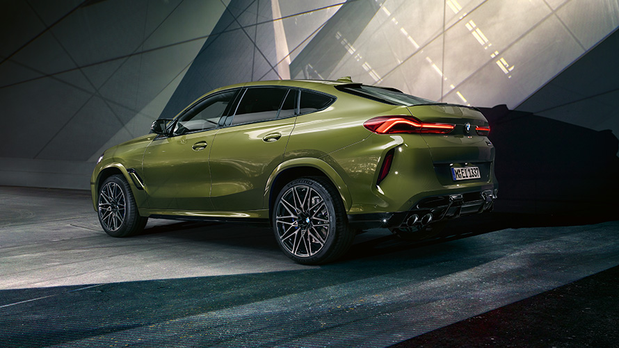 BMW X6 M Competition 四分之三尾部視圖 BMW X6 M Competition F96 2020 BMW Individual 特殊漆都市綠四分之三尾部視圖