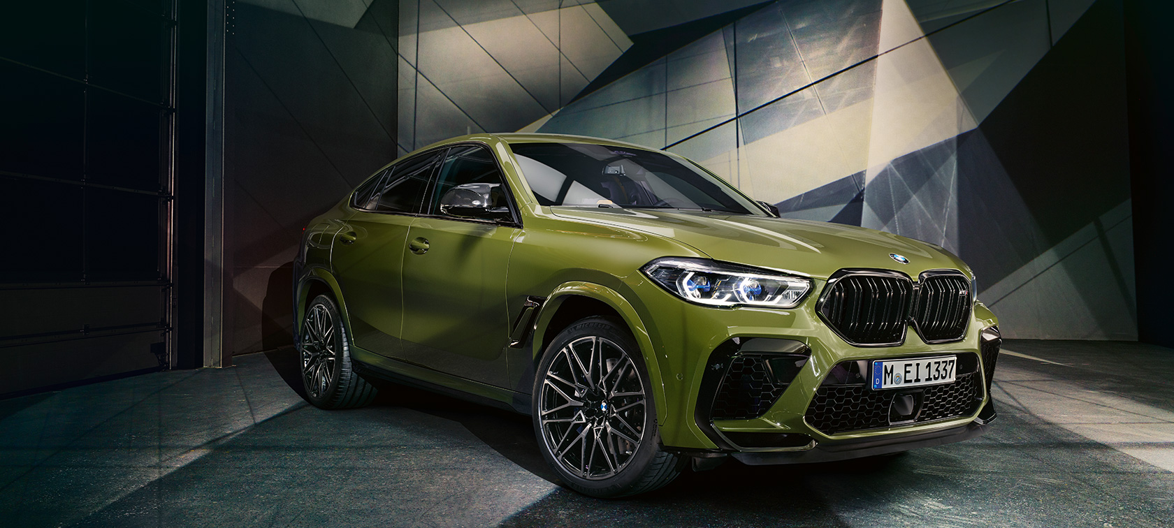 BMW X6 M Competition side view BMW X6 M Competition BMW Individual Special Paint Urban Green SUV F96 2020 side view