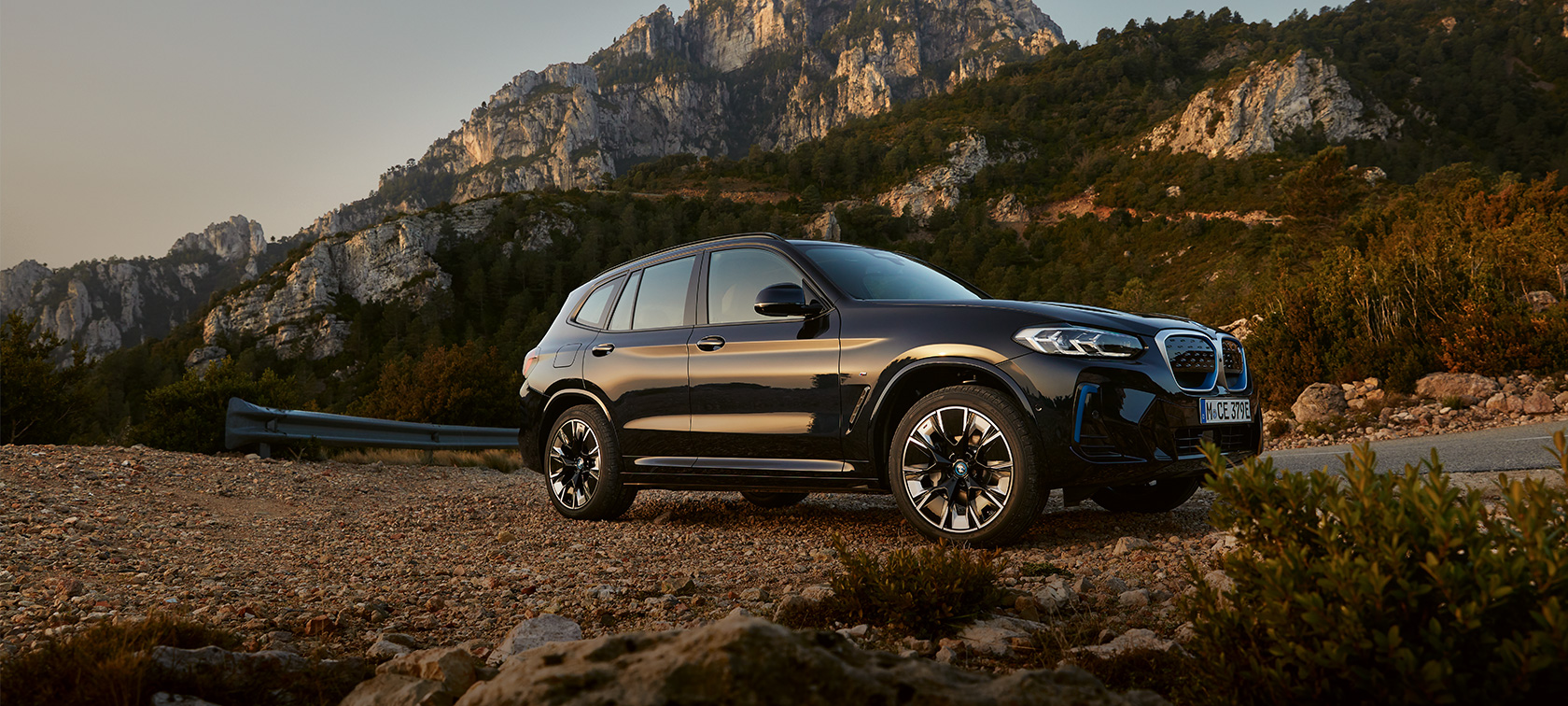 BMW iX3 G08 2021 M Carbon Black 側面角度視圖
