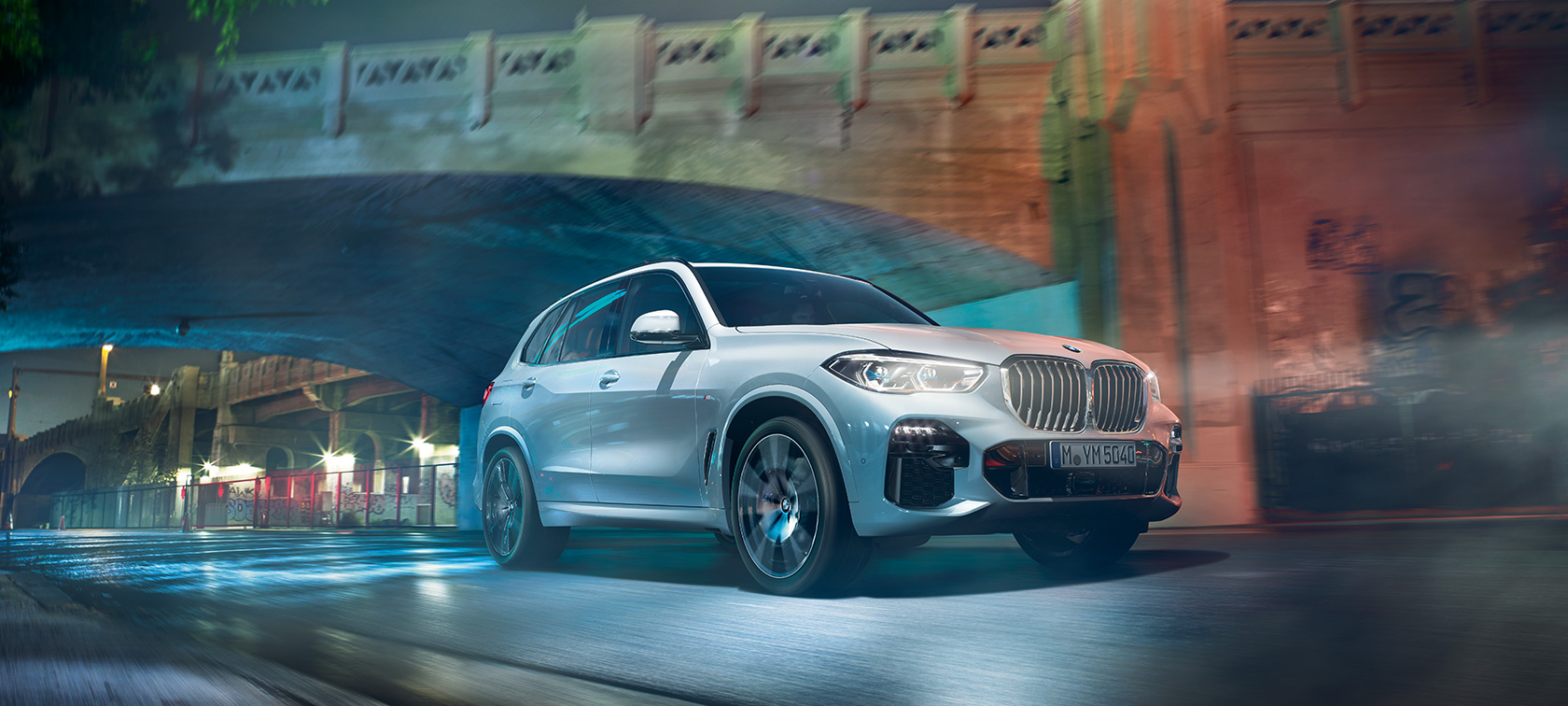 BMW X5 正面四分之三之角度視圖 BMW X5 G05 2018 Mineral White 金屬外觀漆面正面四分之三之角度視圖在夜間行駛